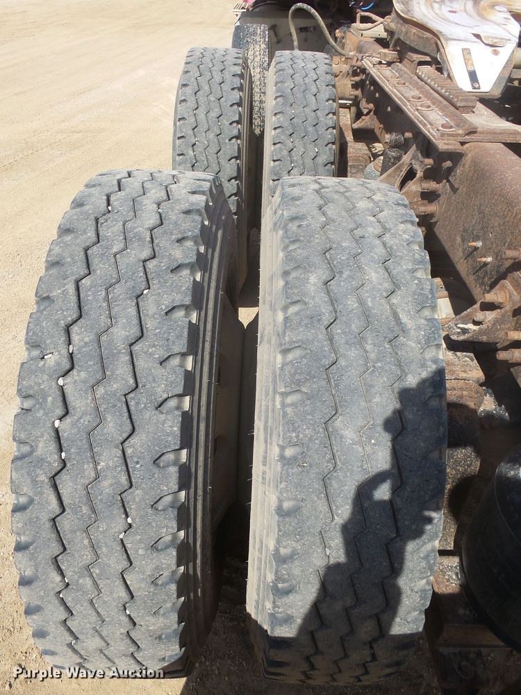 image for item DX9223 2000 International 9400i  semi truck