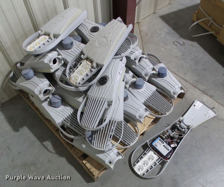 image for item EL9152 Approximately 30 Cree street lights