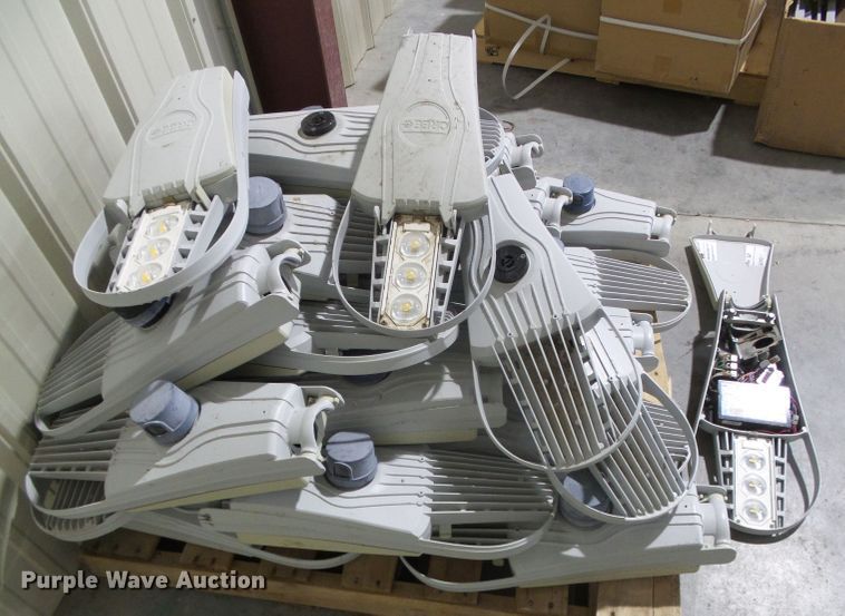 image for item EL9152 Approximately 30 Cree street lights