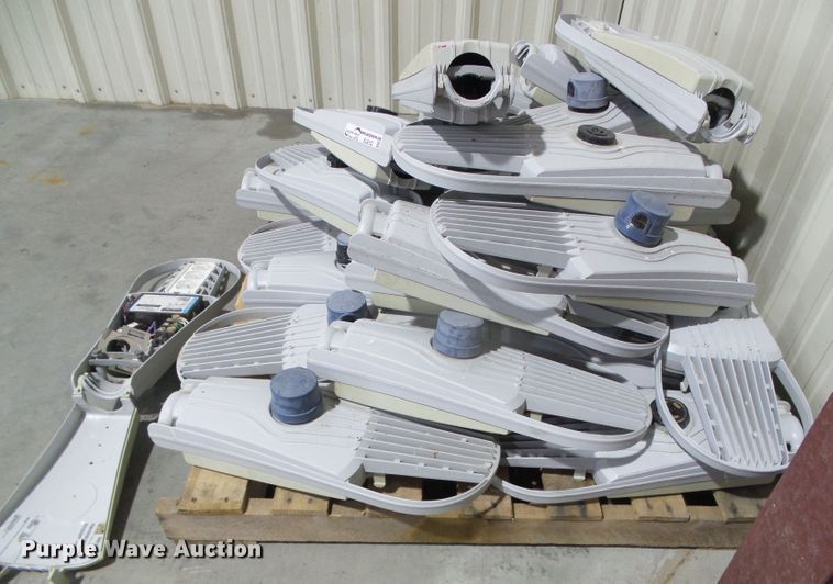 image for item EL9152 Approximately 30 Cree street lights