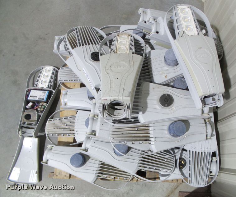 image for item EL9152 Approximately 30 Cree street lights