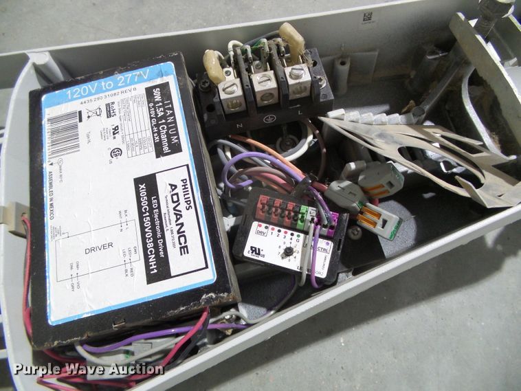 image for item EL9152 Approximately 30 Cree street lights