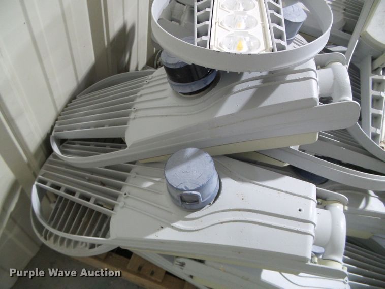 image for item EL9152 Approximately 30 Cree street lights