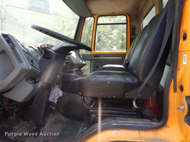 image for item GY9963 1992 Ford Cargo 7000  flatbed truck