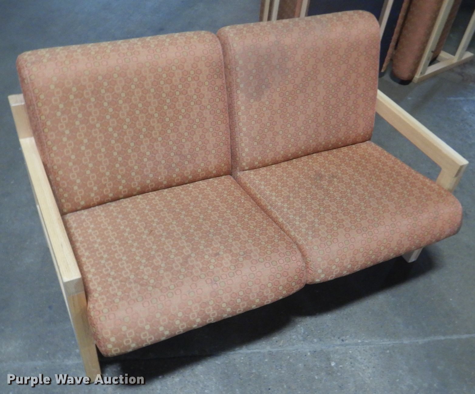 (2) couches in Des Moines, IA Item FX9228 sold Purple Wave