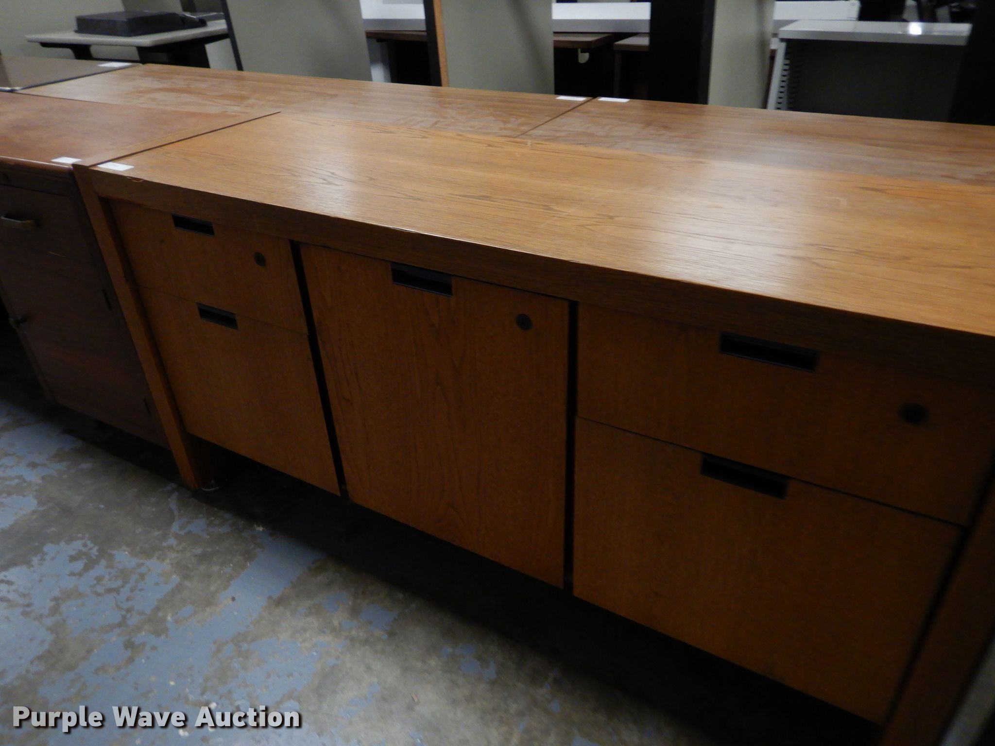 Furniture in Topeka, KS Item GH9899 sold Purple Wave