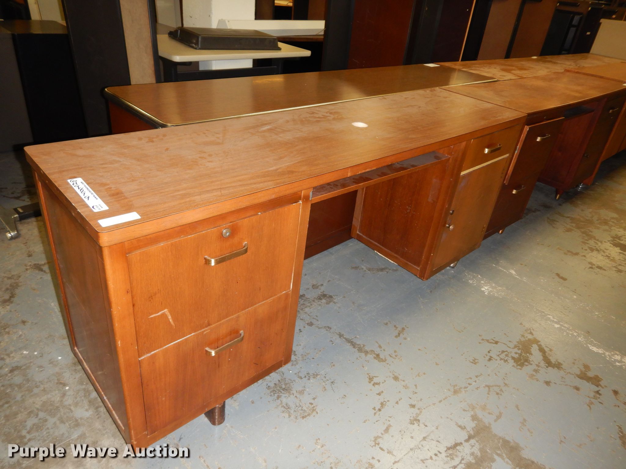 Furniture in Topeka, KS Item GH9899 sold Purple Wave