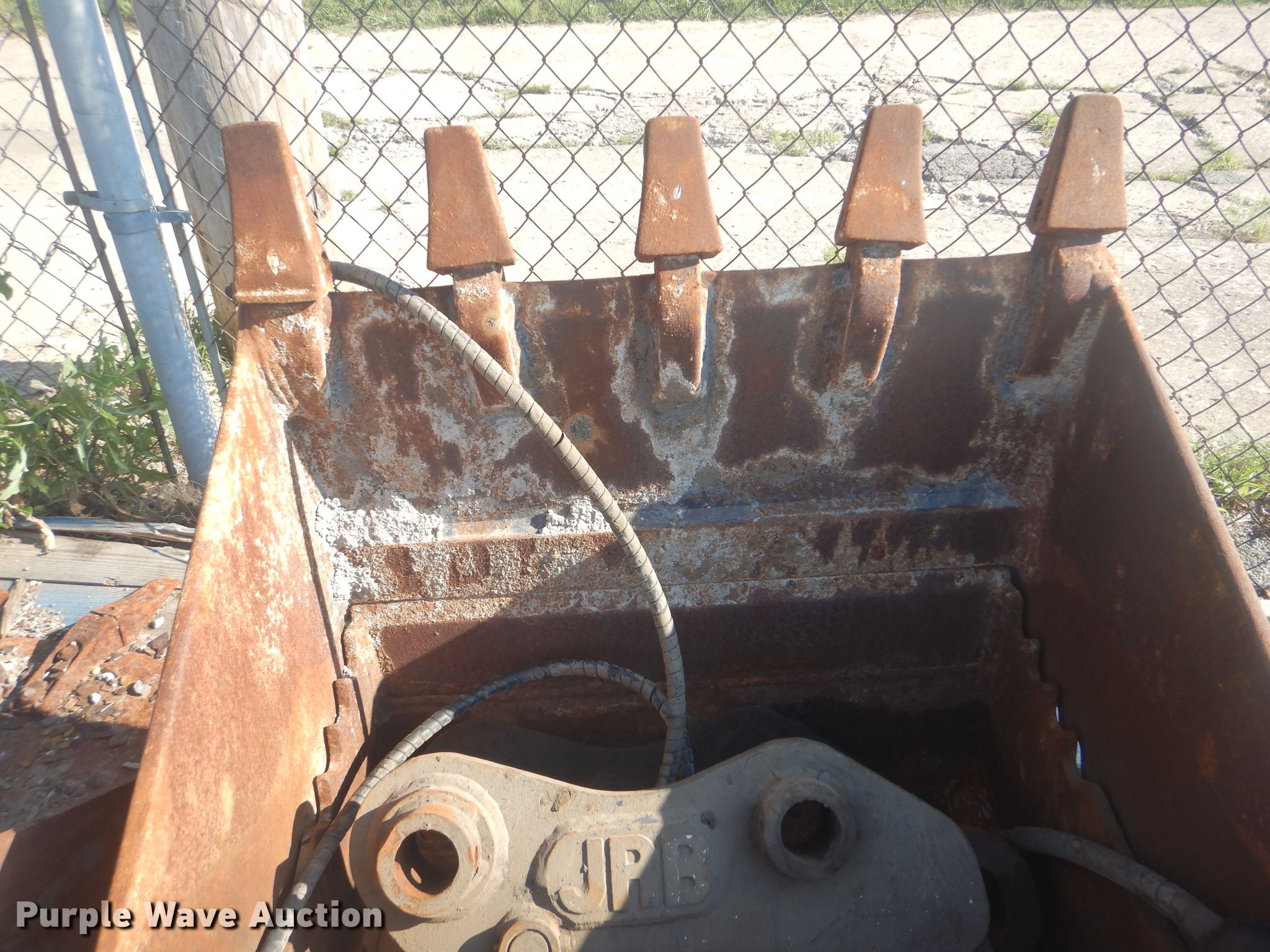Helac clamshell bucket in Tulsa, OK | Item GY9950 sold | Purple Wave