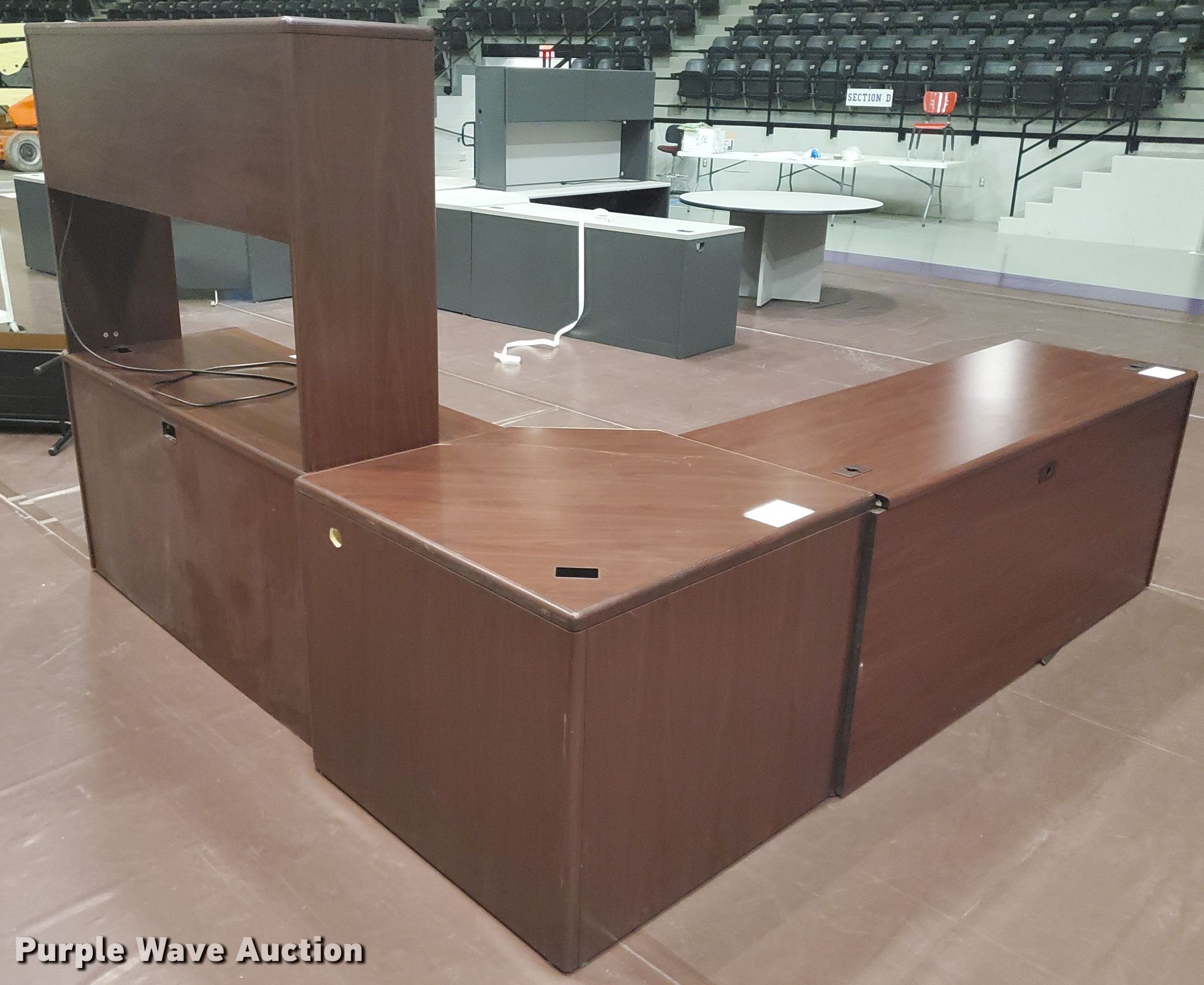 Lshaped office desk in Dodge City, KS Item HK9022 sold Purple Wave