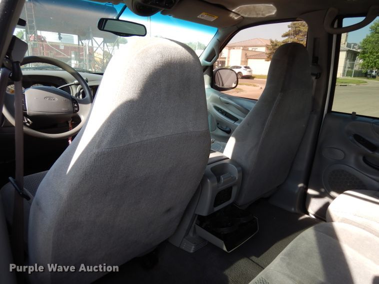 image for item DF4122 2002 Ford Expedition XLT  SUV