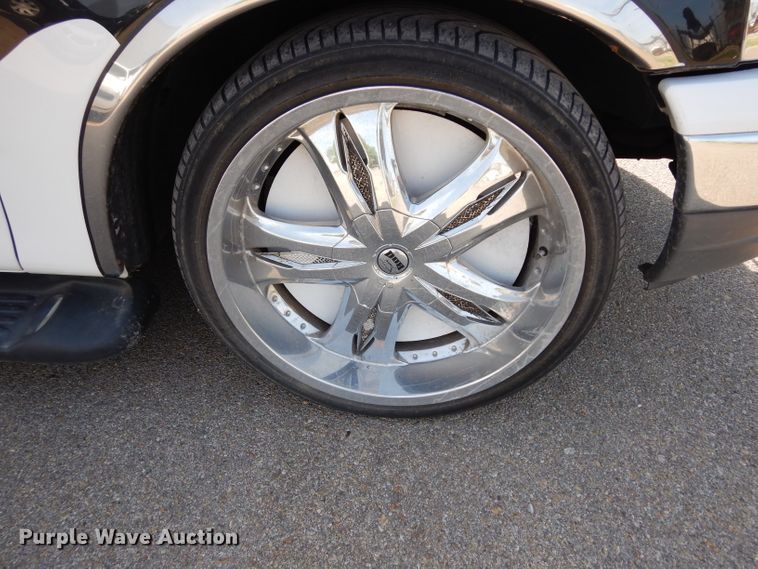 image for item DF4122 2002 Ford Expedition XLT  SUV