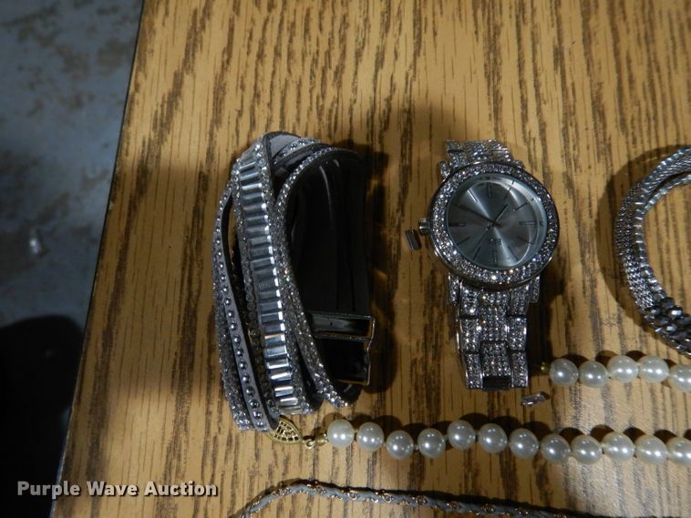 image for item HV9290 Costume jewelry