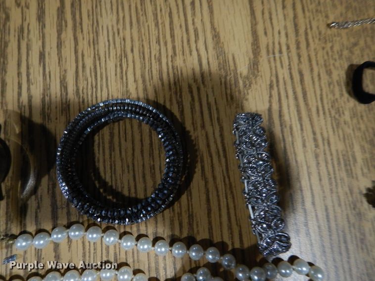 image for item HV9290 Costume jewelry