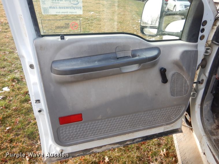 image for item DF3012 2000 Ford F550 Super Duty flatbed truck