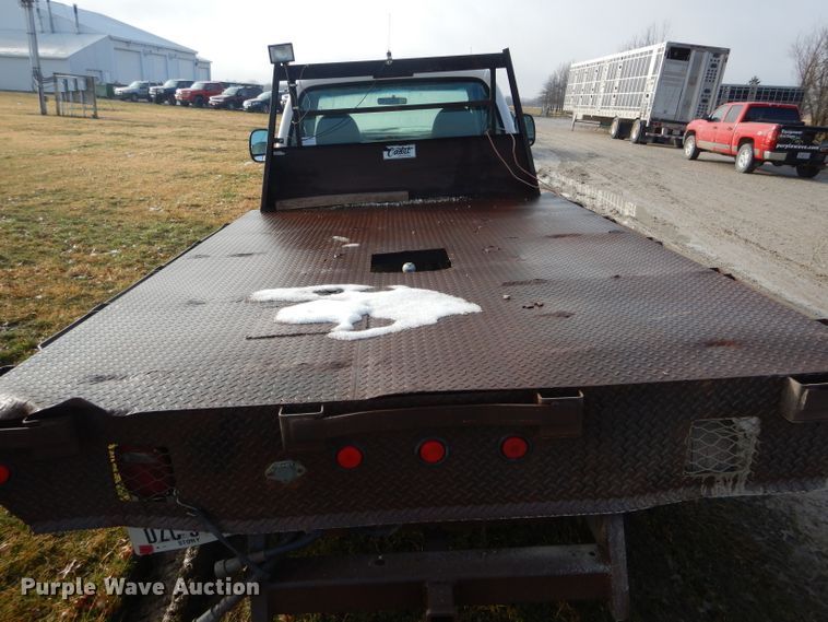 image for item DF3012 2000 Ford F550 Super Duty flatbed truck