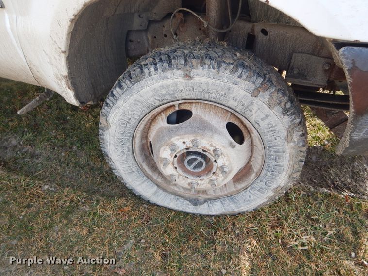 image for item DF3012 2000 Ford F550 Super Duty flatbed truck