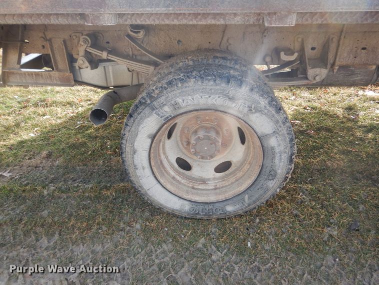 image for item DF3012 2000 Ford F550 Super Duty flatbed truck