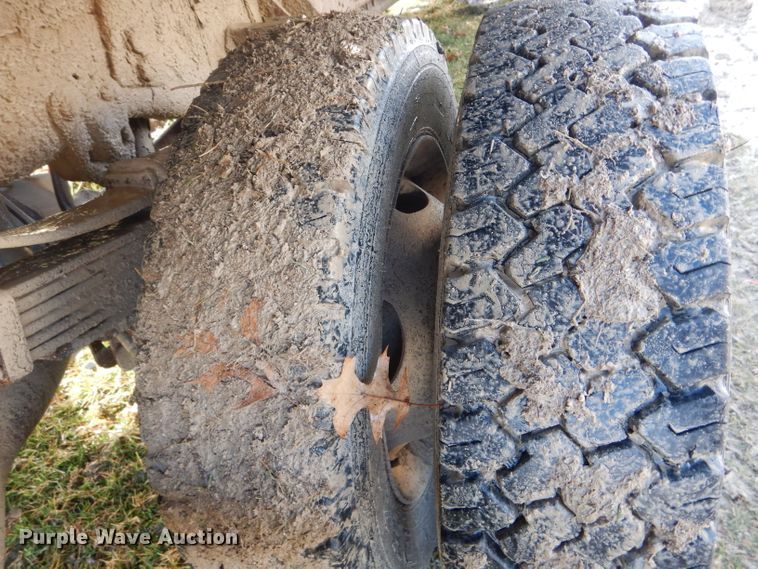 image for item DF3012 2000 Ford F550 Super Duty flatbed truck