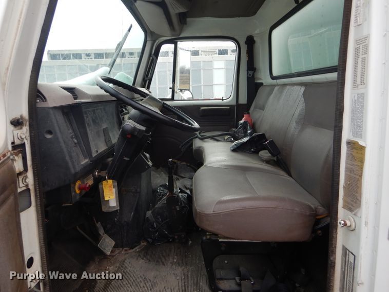 image for item DF3014 2000 International 4700 box truck