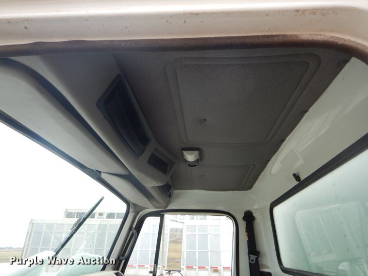 image for item DF3014 2000 International 4700 box truck