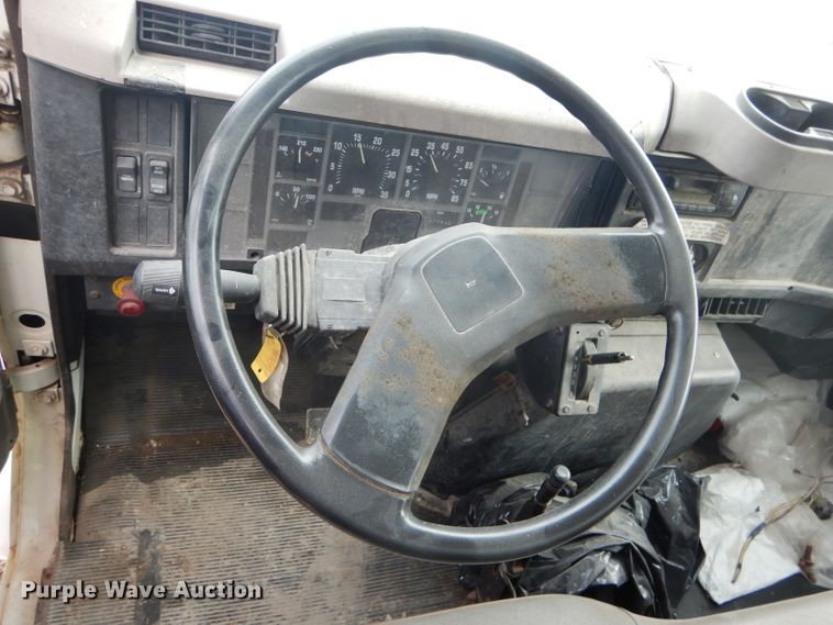 image for item DF3014 2000 International 4700 box truck