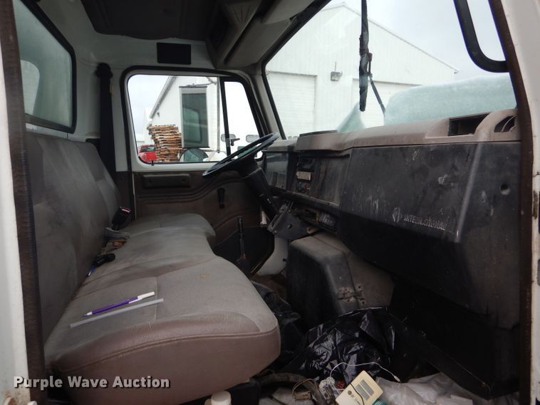 image for item DF3014 2000 International 4700 box truck