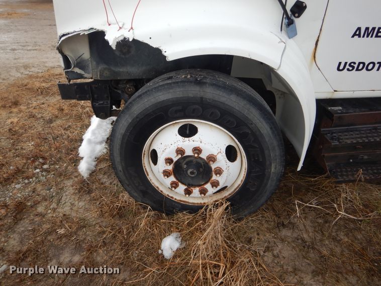 image for item DF3014 2000 International 4700 box truck