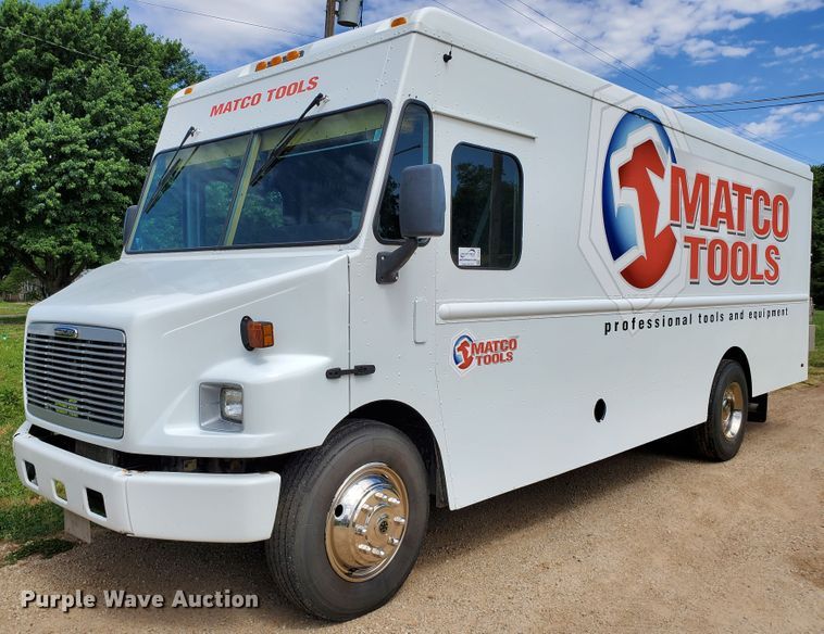 image for item DF8956 2002 Freightliner MT55  delivery truck