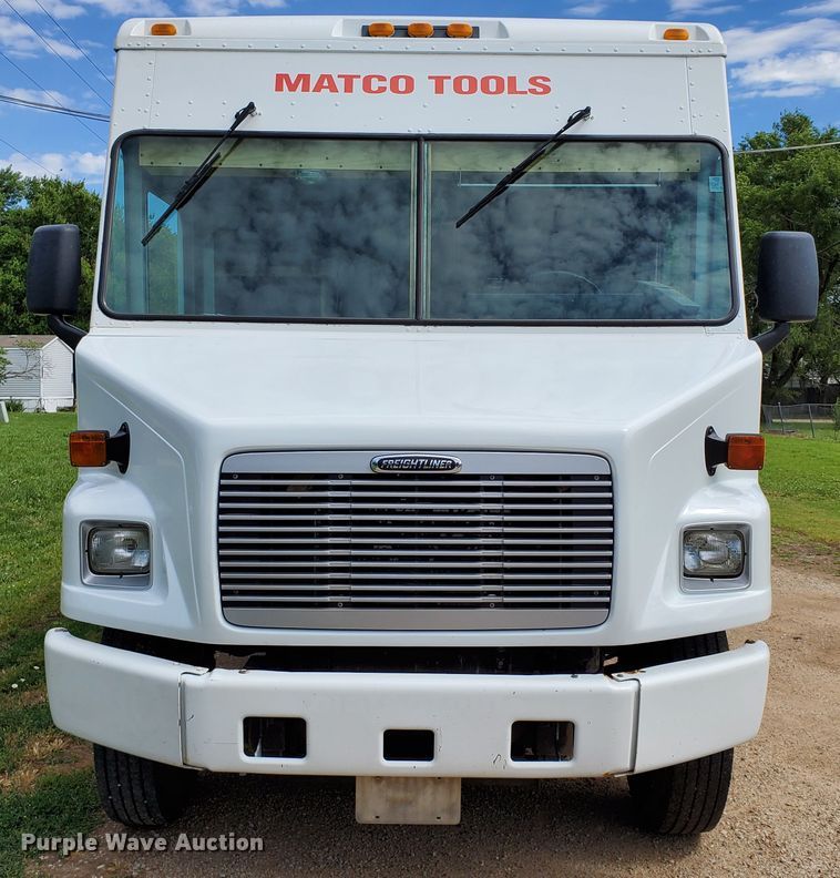 image for item DF8956 2002 Freightliner MT55  delivery truck