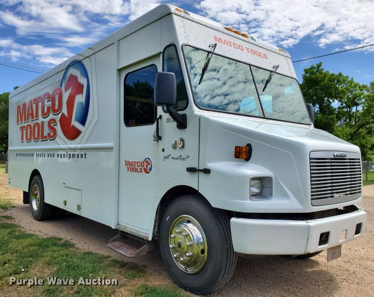 image for item DF8956 2002 Freightliner MT55  delivery truck