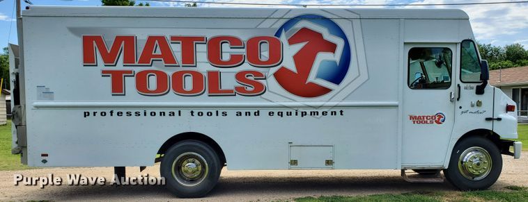 image for item DF8956 2002 Freightliner MT55  delivery truck