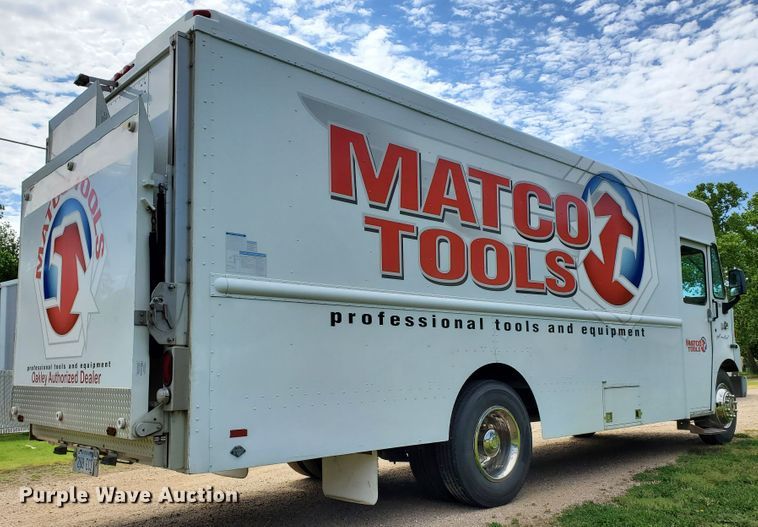 image for item DF8956 2002 Freightliner MT55  delivery truck