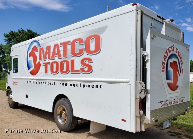 image for item DF8956 2002 Freightliner MT55  delivery truck