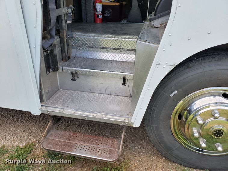 image for item DF8956 2002 Freightliner MT55  delivery truck