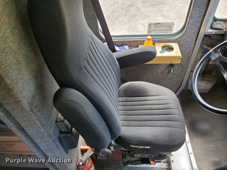 image for item DF8956 2002 Freightliner MT55  delivery truck