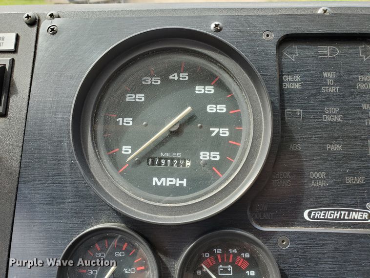 image for item DF8956 2002 Freightliner MT55  delivery truck