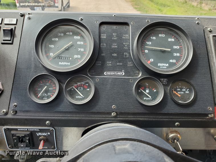 image for item DF8956 2002 Freightliner MT55  delivery truck