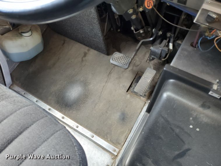 image for item DF8956 2002 Freightliner MT55  delivery truck