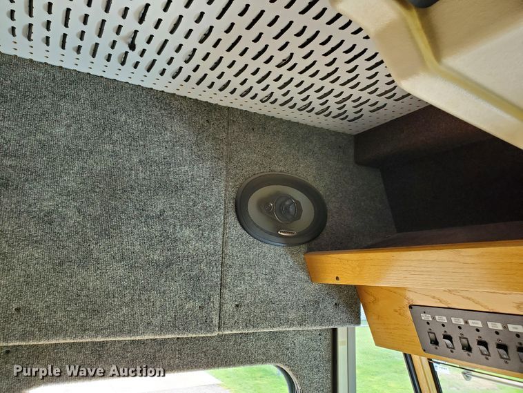 image for item DF8956 2002 Freightliner MT55  delivery truck