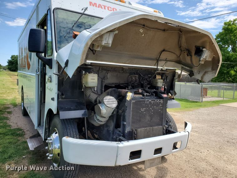 image for item DF8956 2002 Freightliner MT55  delivery truck