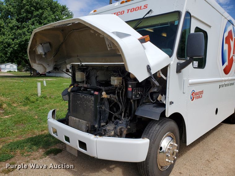 image for item DF8956 2002 Freightliner MT55  delivery truck