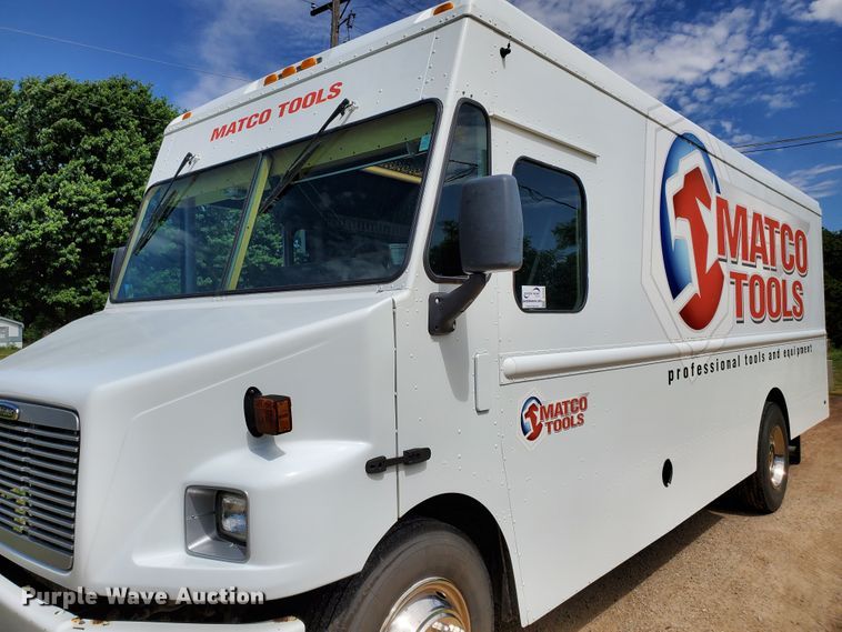 image for item DF8956 2002 Freightliner MT55  delivery truck