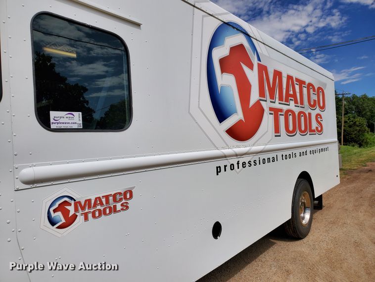 image for item DF8956 2002 Freightliner MT55  delivery truck