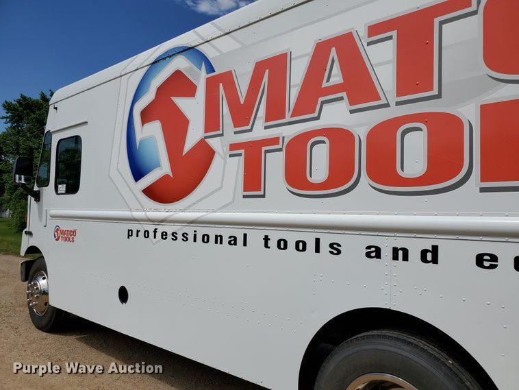 image for item DF8956 2002 Freightliner MT55  delivery truck