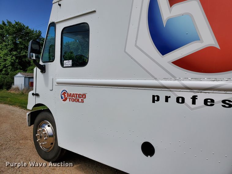 image for item DF8956 2002 Freightliner MT55  delivery truck