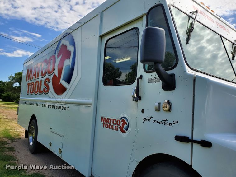 image for item DF8956 2002 Freightliner MT55  delivery truck