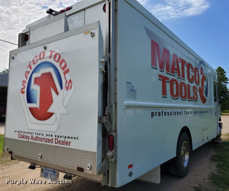 image for item DF8956 2002 Freightliner MT55  delivery truck