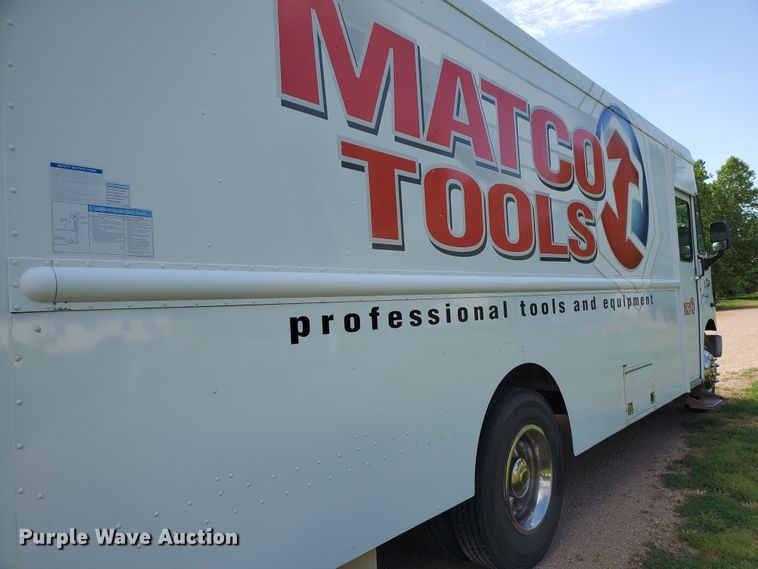 image for item DF8956 2002 Freightliner MT55  delivery truck