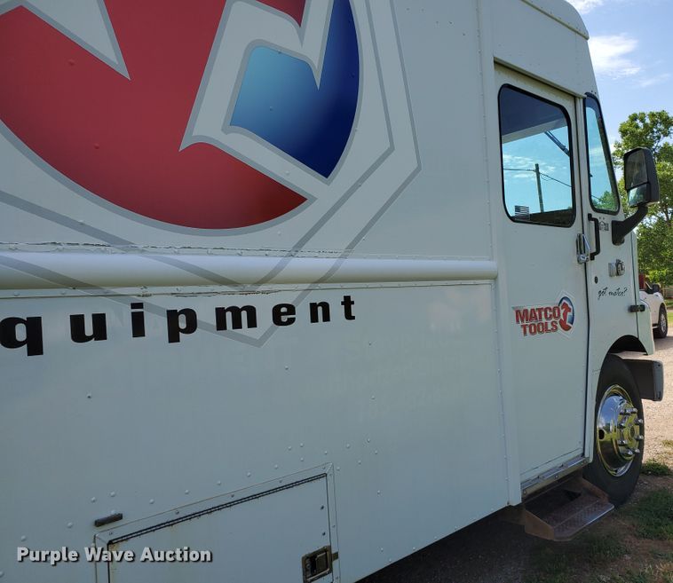 image for item DF8956 2002 Freightliner MT55  delivery truck