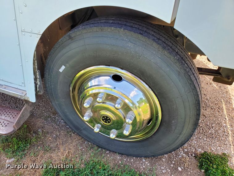 image for item DF8956 2002 Freightliner MT55  delivery truck